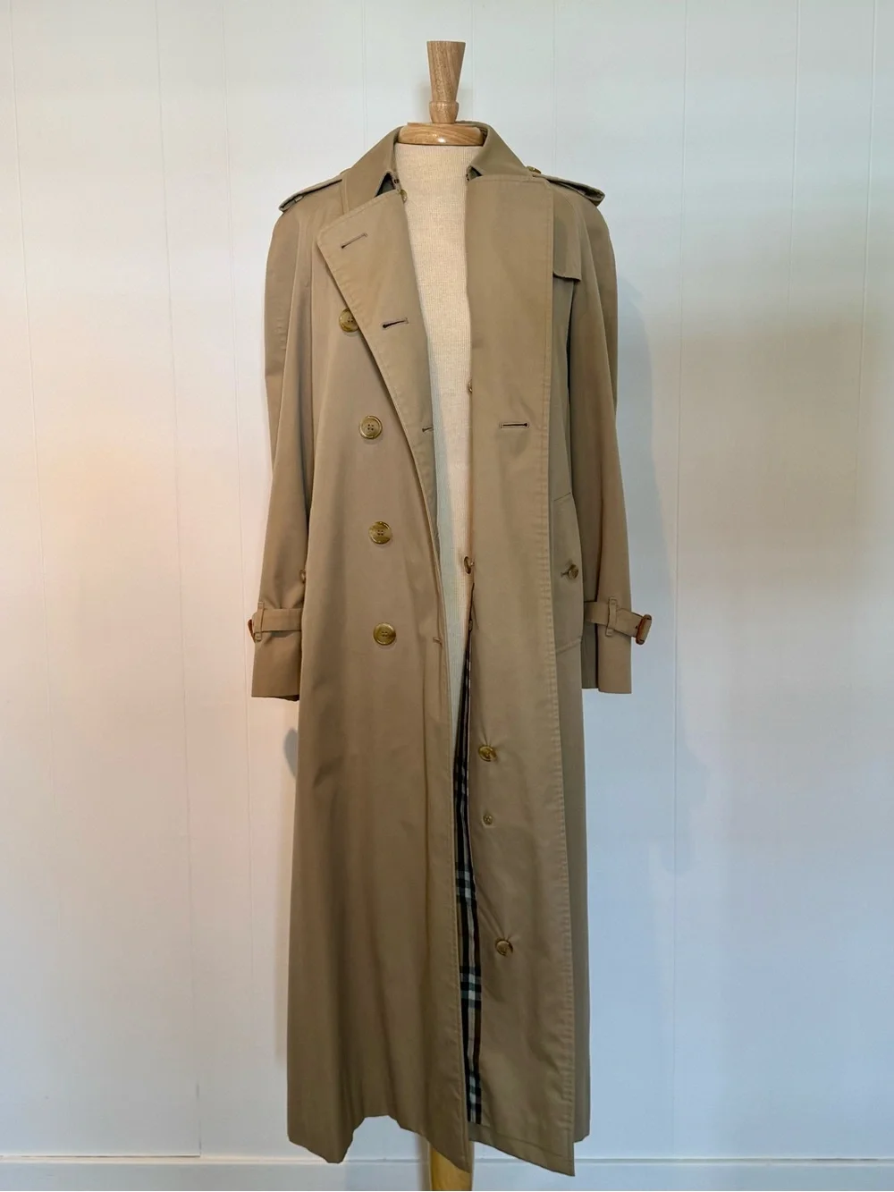 Classic Tan Double-Breasted Burberrys Trench Coat With Detachable Wool Lining - Picture 12 of 16
